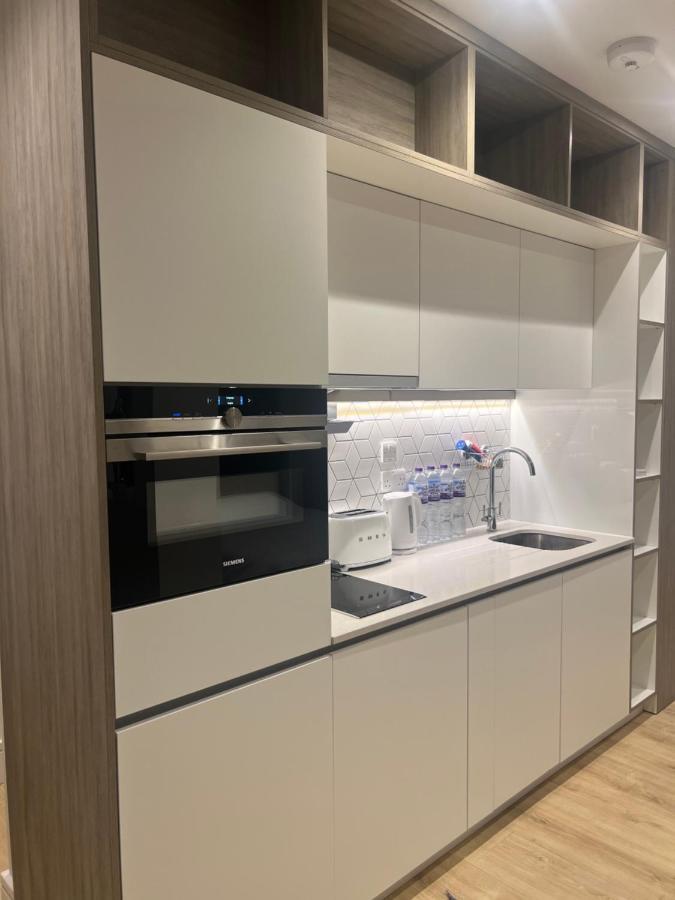 London Luxxe Suites & Apartments - London Heathrow Airport, Terminal 1 2 3 4 5 ヒースロー エクステリア 写真