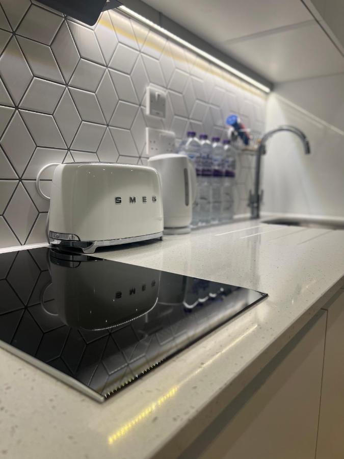 London Luxxe Suites & Apartments - London Heathrow Airport, Terminal 1 2 3 4 5 ヒースロー エクステリア 写真
