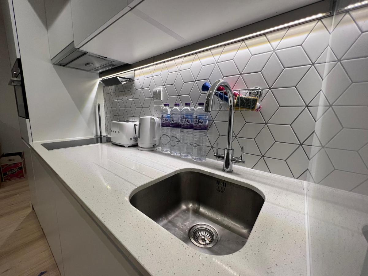 London Luxxe Suites & Apartments - London Heathrow Airport, Terminal 1 2 3 4 5 ヒースロー エクステリア 写真