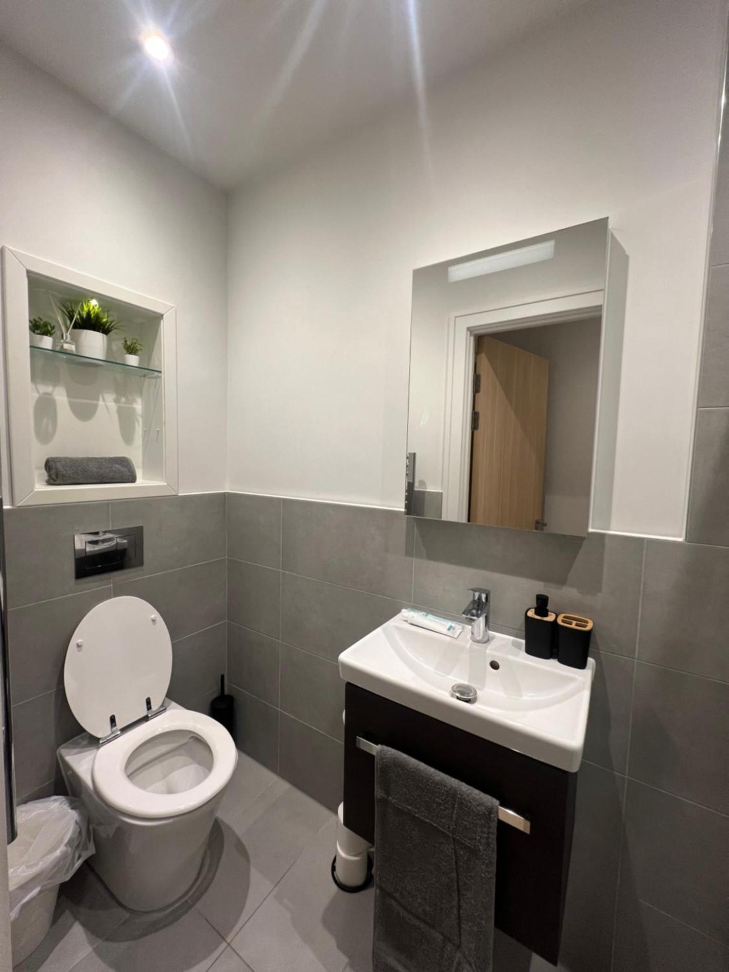 London Luxxe Suites & Apartments - London Heathrow Airport, Terminal 1 2 3 4 5 ヒースロー エクステリア 写真