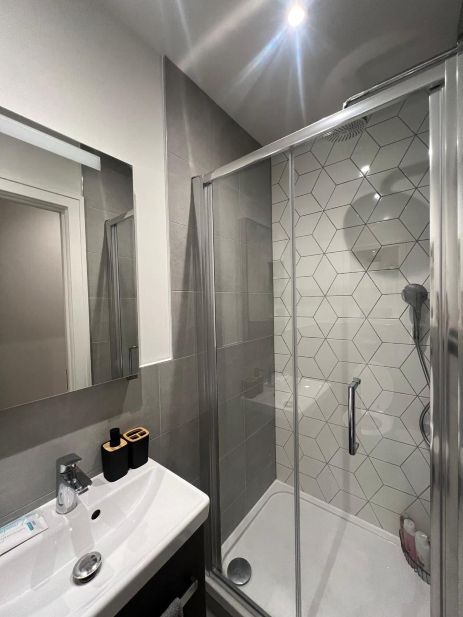 London Luxxe Suites & Apartments - London Heathrow Airport, Terminal 1 2 3 4 5 ヒースロー エクステリア 写真