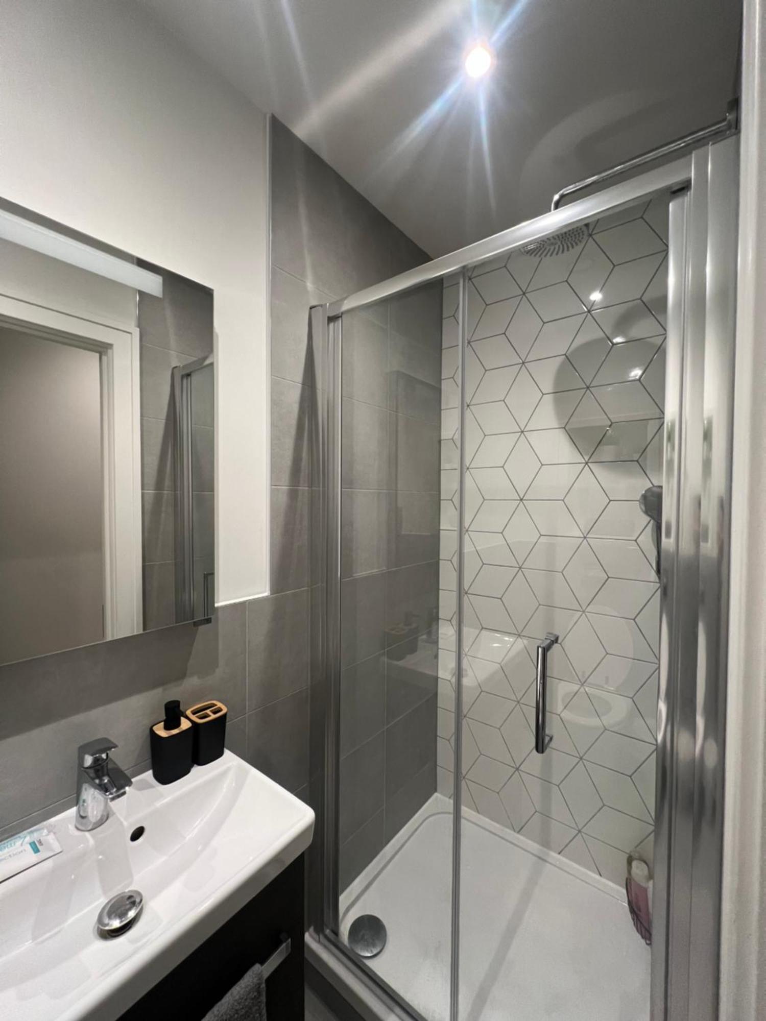 London Luxxe Suites & Apartments - London Heathrow Airport, Terminal 1 2 3 4 5 ヒースロー エクステリア 写真