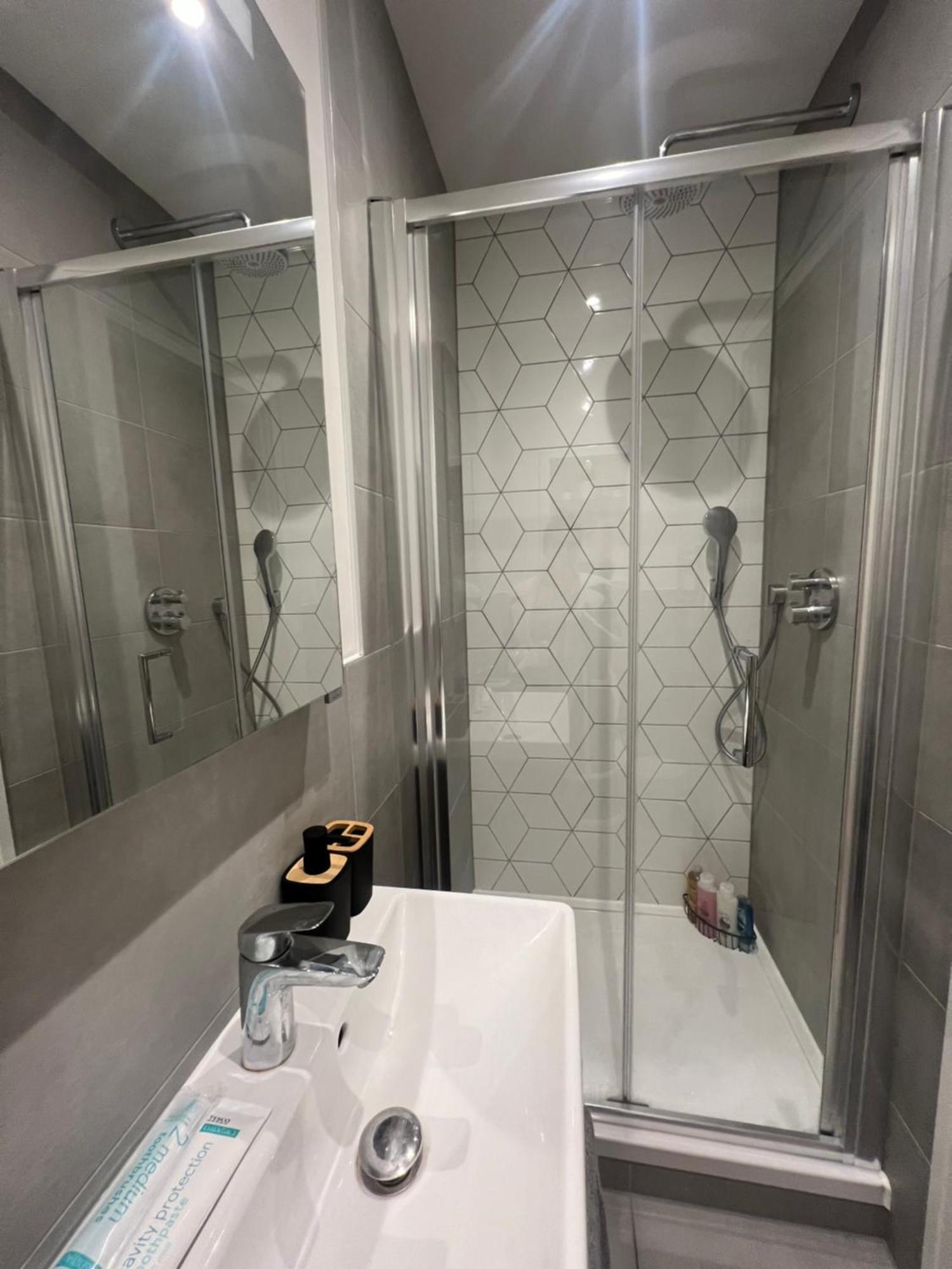 London Luxxe Suites & Apartments - London Heathrow Airport, Terminal 1 2 3 4 5 ヒースロー エクステリア 写真