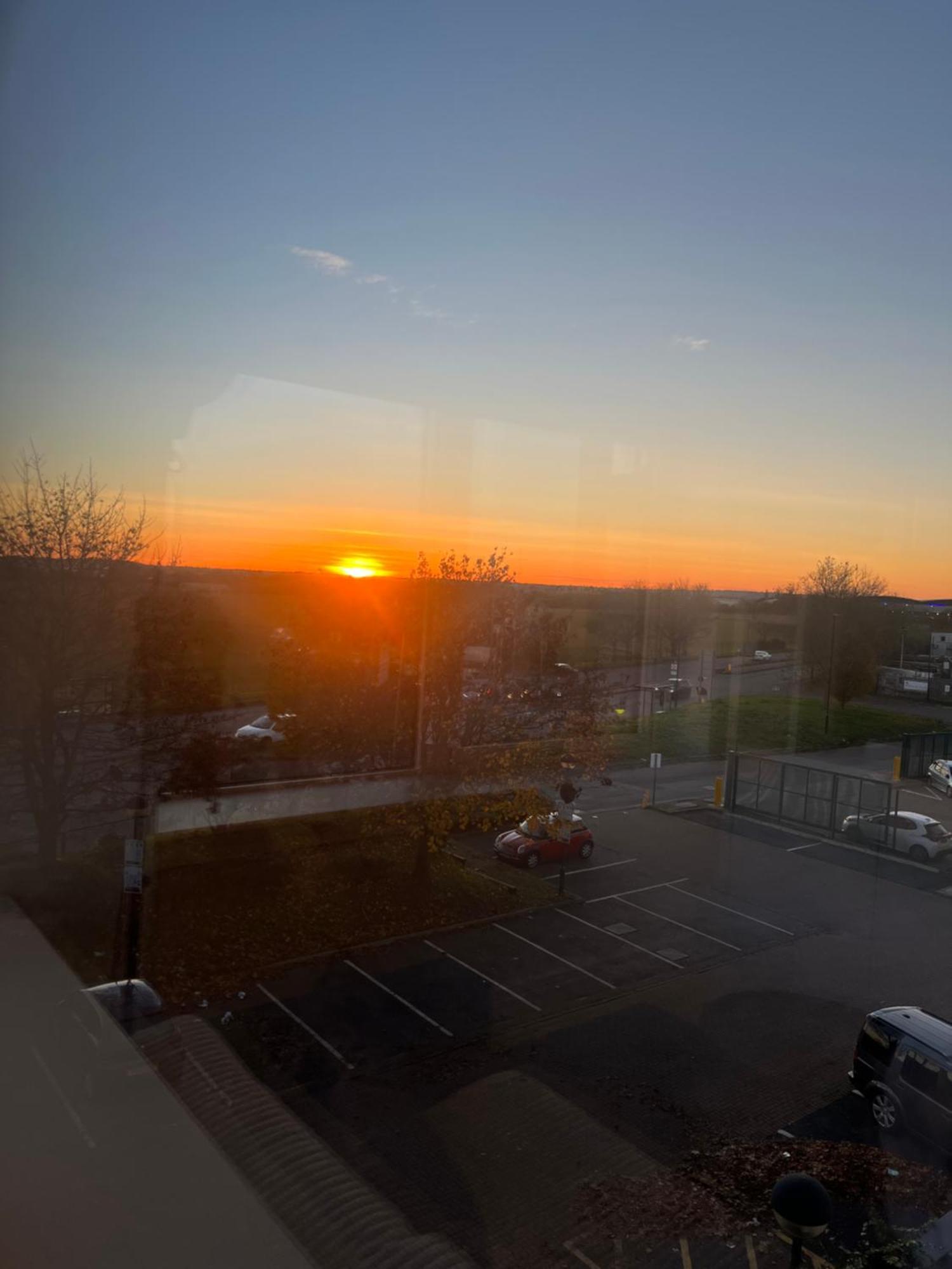 London Luxxe Suites & Apartments - London Heathrow Airport, Terminal 1 2 3 4 5 ヒースロー エクステリア 写真