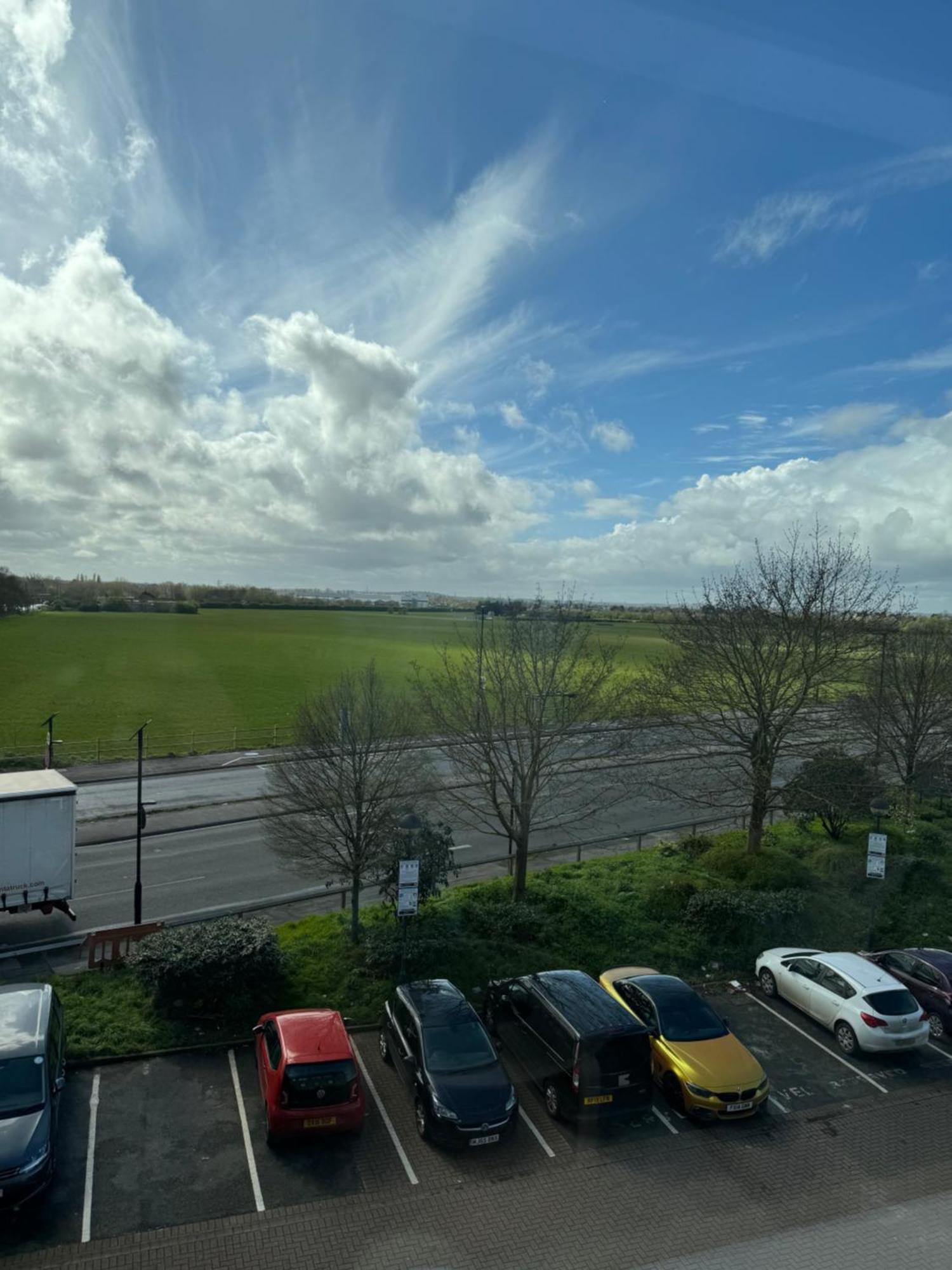 London Luxxe Suites & Apartments - London Heathrow Airport, Terminal 1 2 3 4 5 ヒースロー エクステリア 写真