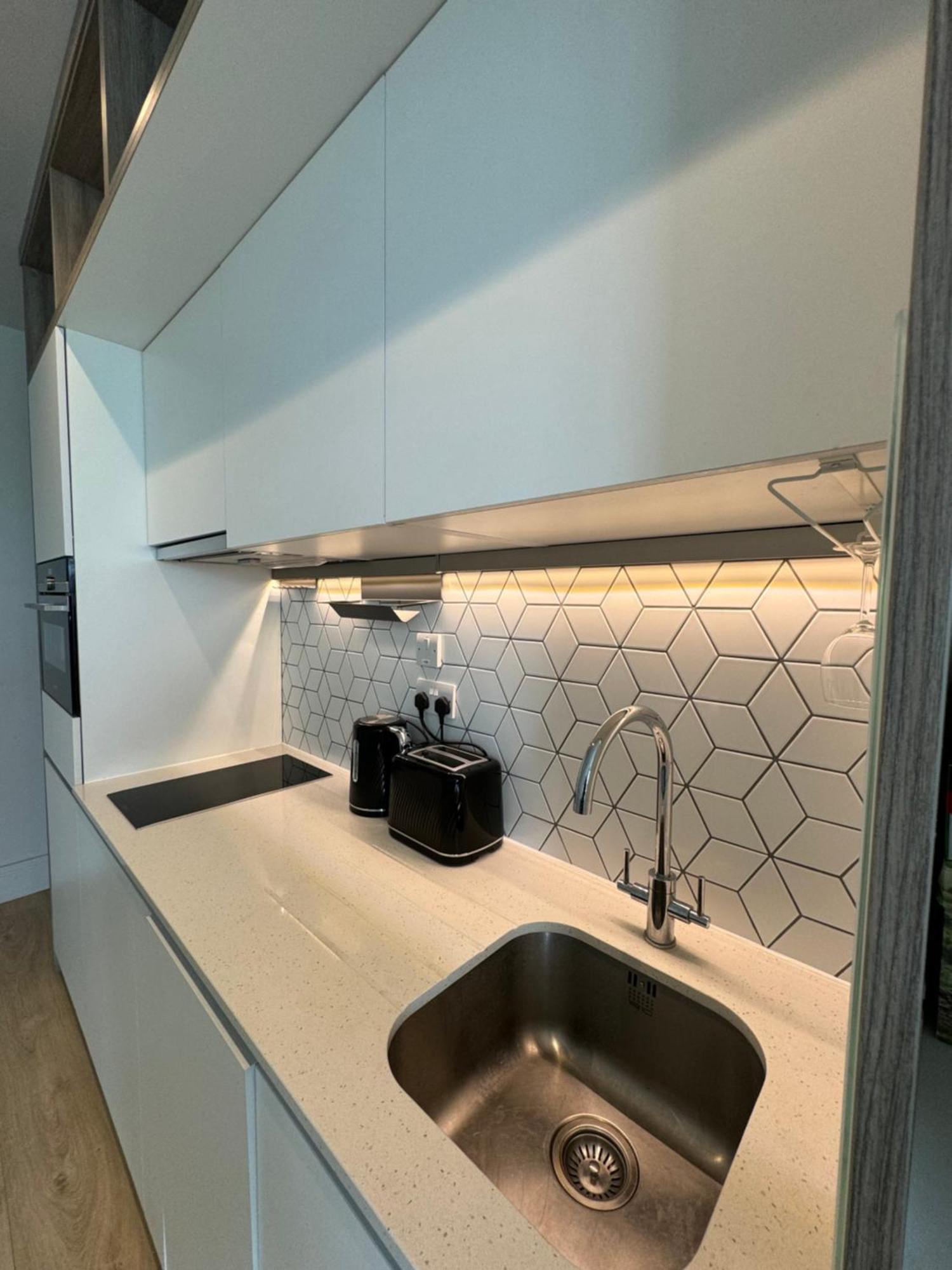 London Luxxe Suites & Apartments - London Heathrow Airport, Terminal 1 2 3 4 5 ヒースロー エクステリア 写真